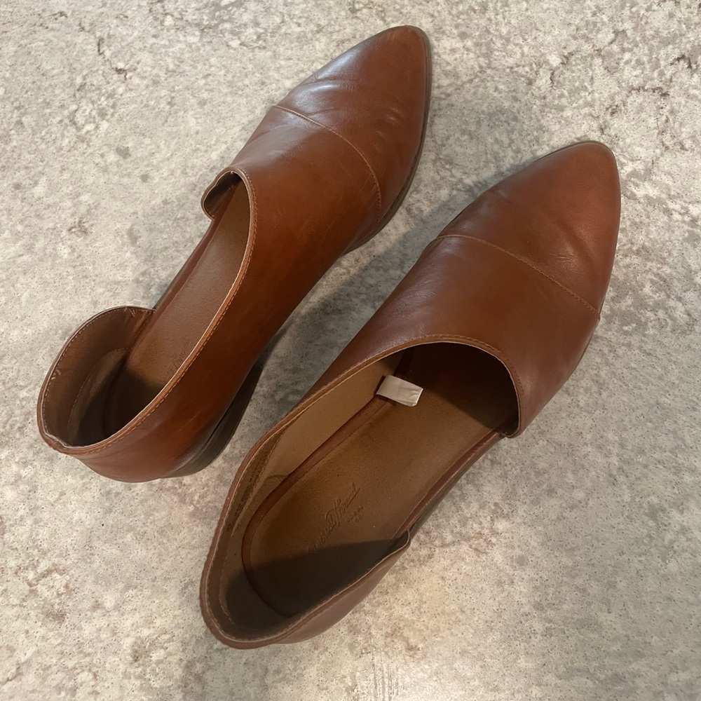 Universal Threads womens leather dress flats. size 8.5